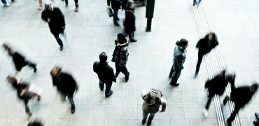 Photographie de personnes en mouvement dans un espace public