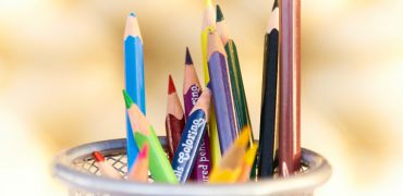 Photographie d'un pot de crayons de couleurs