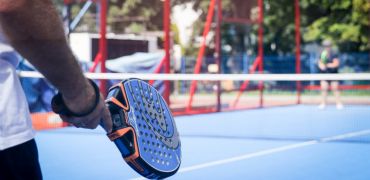 Photographie d'un homme jouant au Padel